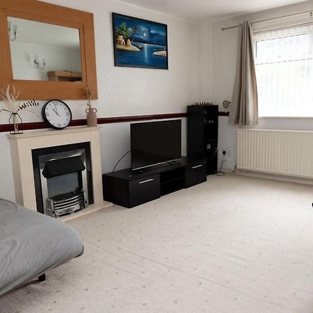 3 Bed Home Sleeps 8 People Located 1 Min From Train Stop - Otley Terrace Oldham Eksteriør bilde