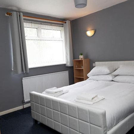 3 Bed Home Sleeps 8 People Located 1 Min From Train Stop - Otley Terrace Oldham Eksteriør bilde