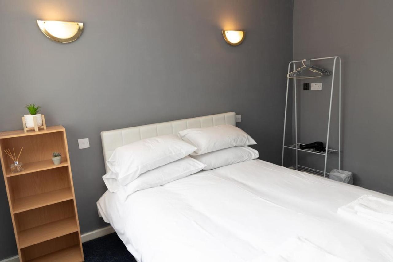 3 Bed Home Sleeps 8 People Located 1 Min From Train Stop - Otley Terrace Oldham Eksteriør bilde