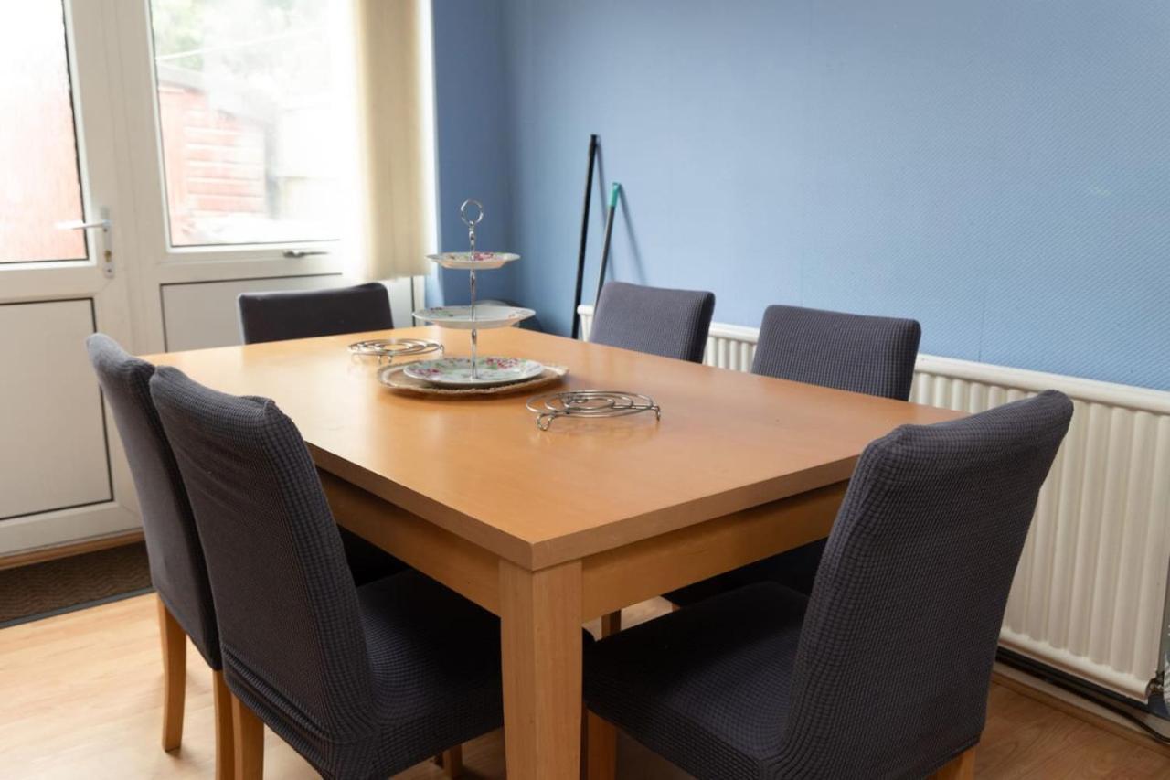 3 Bed Home Sleeps 8 People Located 1 Min From Train Stop - Otley Terrace Oldham Eksteriør bilde