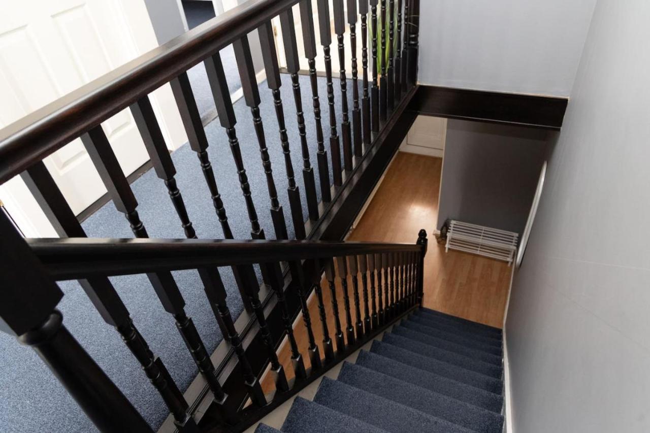3 Bed Home Sleeps 8 People Located 1 Min From Train Stop - Otley Terrace Oldham Eksteriør bilde