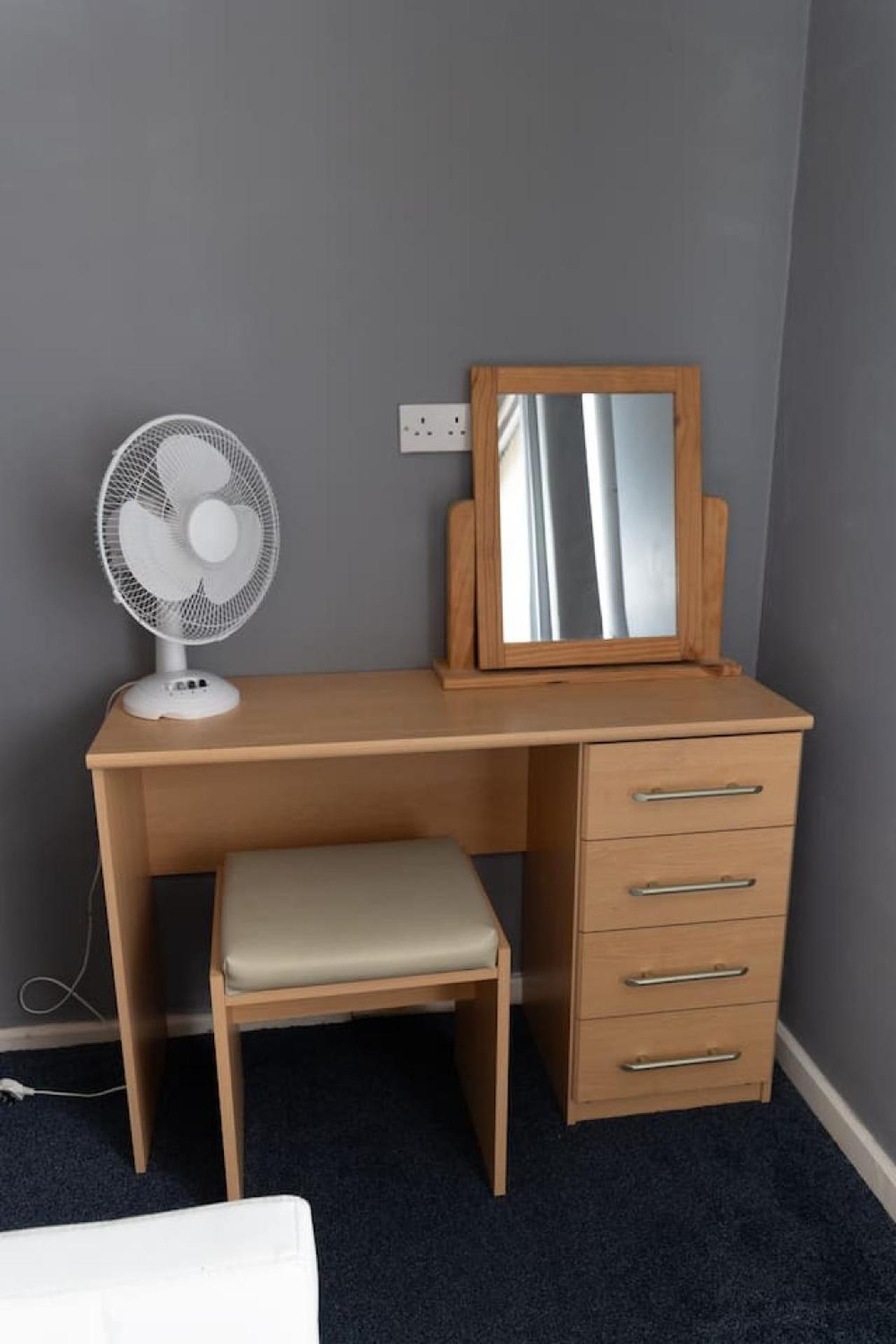 3 Bed Home Sleeps 8 People Located 1 Min From Train Stop - Otley Terrace Oldham Eksteriør bilde