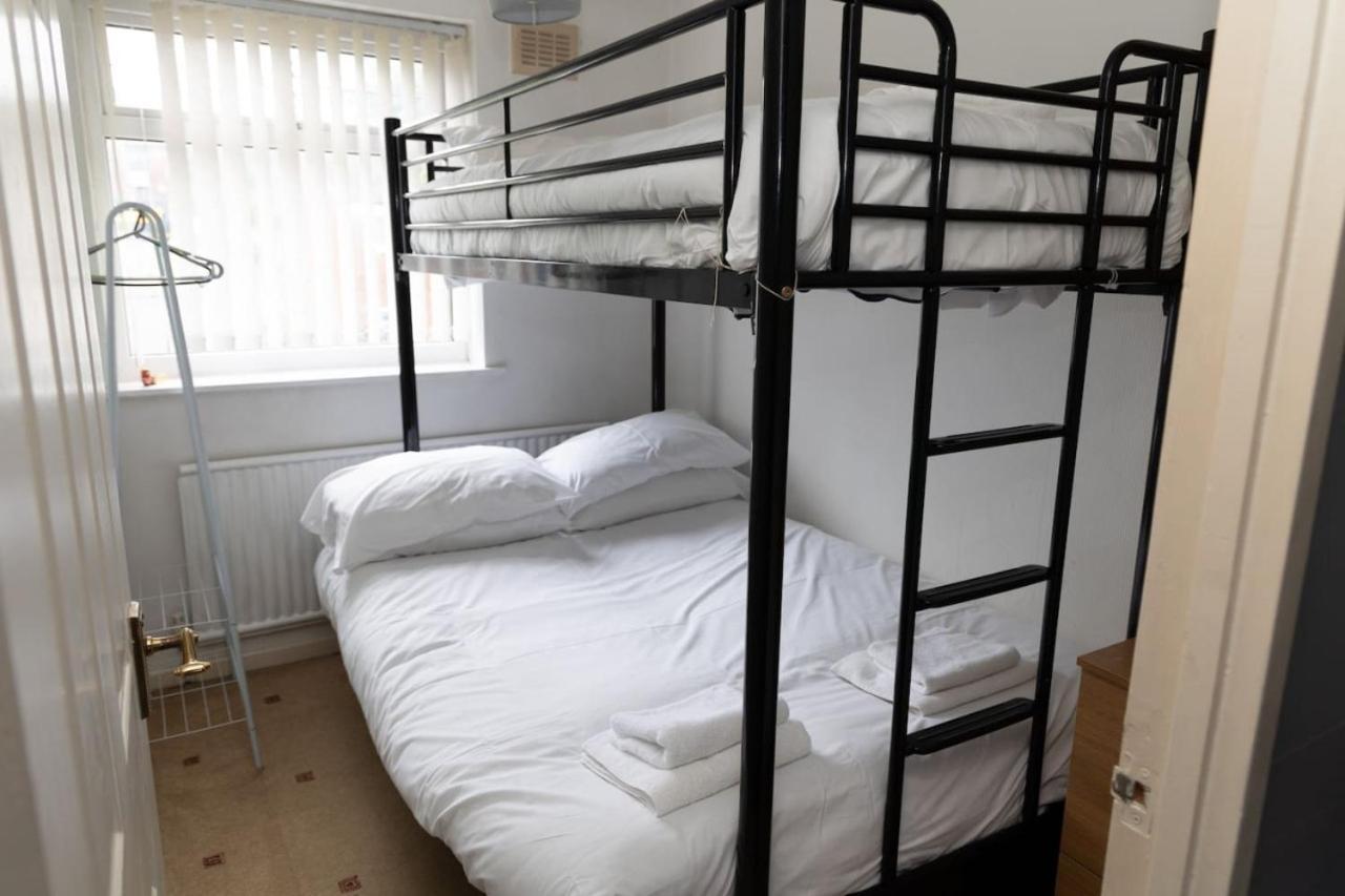 3 Bed Home Sleeps 8 People Located 1 Min From Train Stop - Otley Terrace Oldham Eksteriør bilde