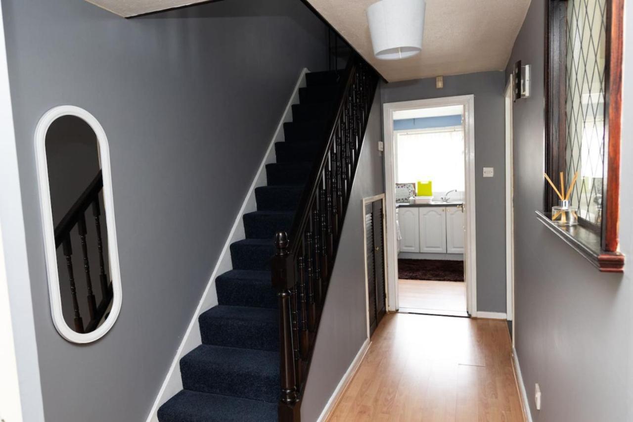 3 Bed Home Sleeps 8 People Located 1 Min From Train Stop - Otley Terrace Oldham Eksteriør bilde