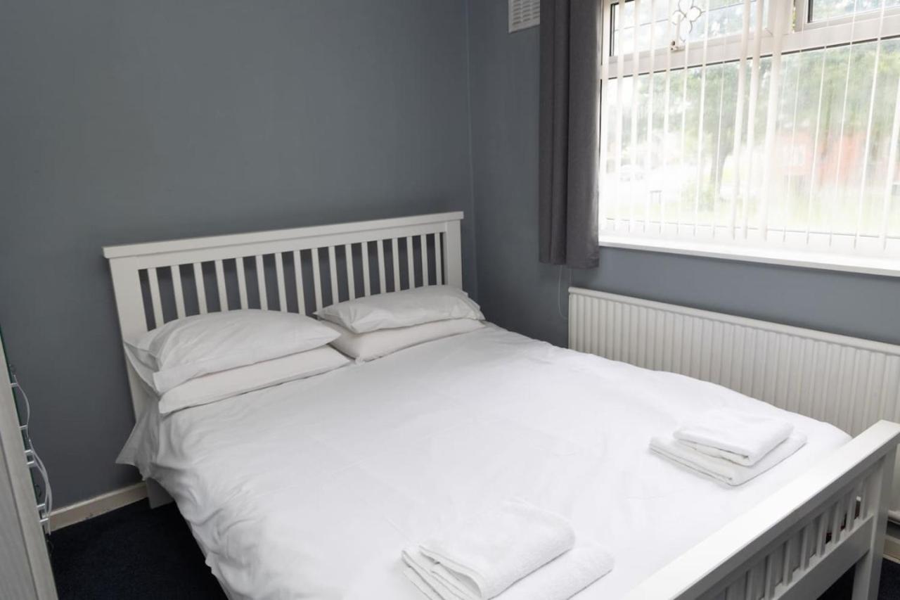 3 Bed Home Sleeps 8 People Located 1 Min From Train Stop - Otley Terrace Oldham Eksteriør bilde