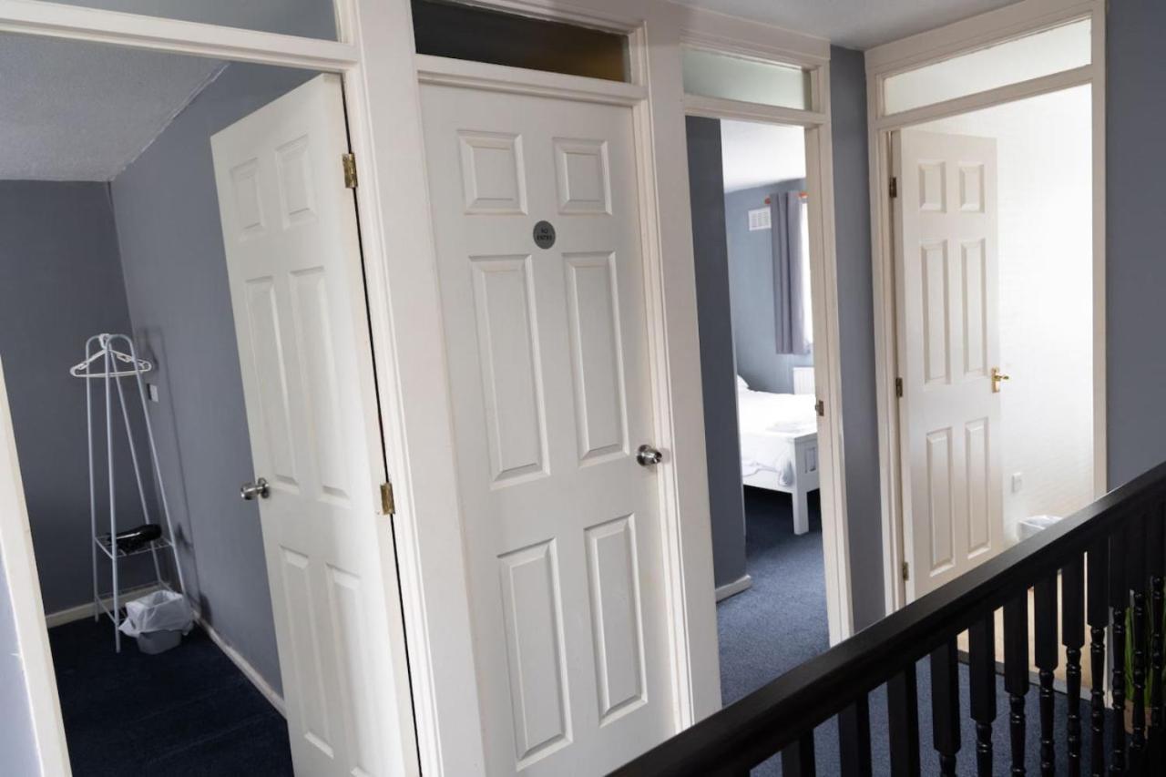 3 Bed Home Sleeps 8 People Located 1 Min From Train Stop - Otley Terrace Oldham Eksteriør bilde