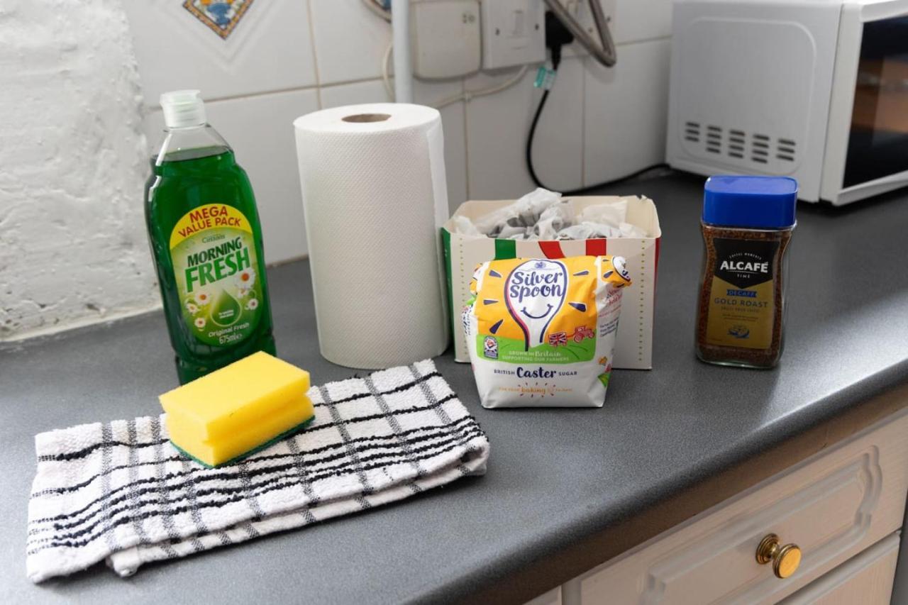 3 Bed Home Sleeps 8 People Located 1 Min From Train Stop - Otley Terrace Oldham Eksteriør bilde