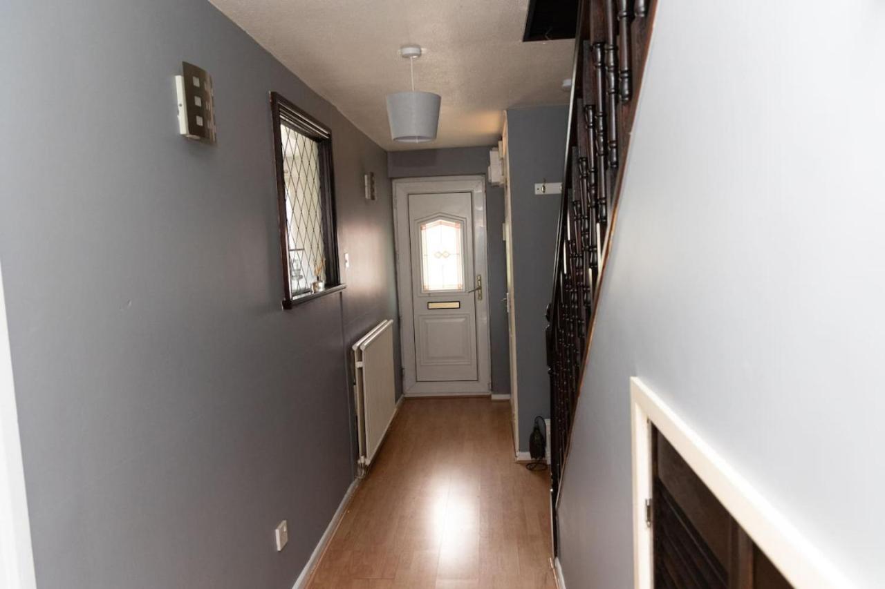 3 Bed Home Sleeps 8 People Located 1 Min From Train Stop - Otley Terrace Oldham Eksteriør bilde