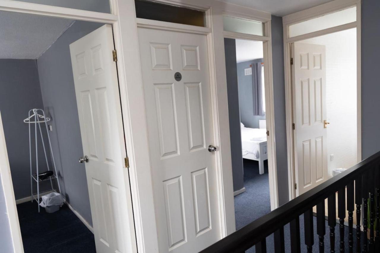 3 Bed Home Sleeps 8 People Located 1 Min From Train Stop - Otley Terrace Oldham Eksteriør bilde