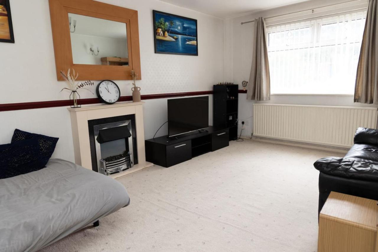 3 Bed Home Sleeps 8 People Located 1 Min From Train Stop - Otley Terrace Oldham Eksteriør bilde