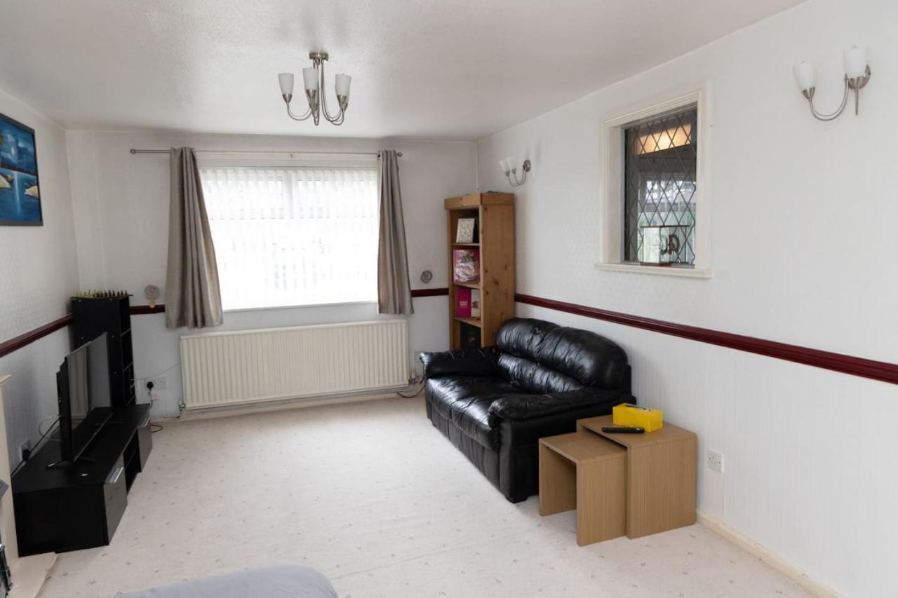 3 Bed Home Sleeps 8 People Located 1 Min From Train Stop - Otley Terrace Oldham Eksteriør bilde