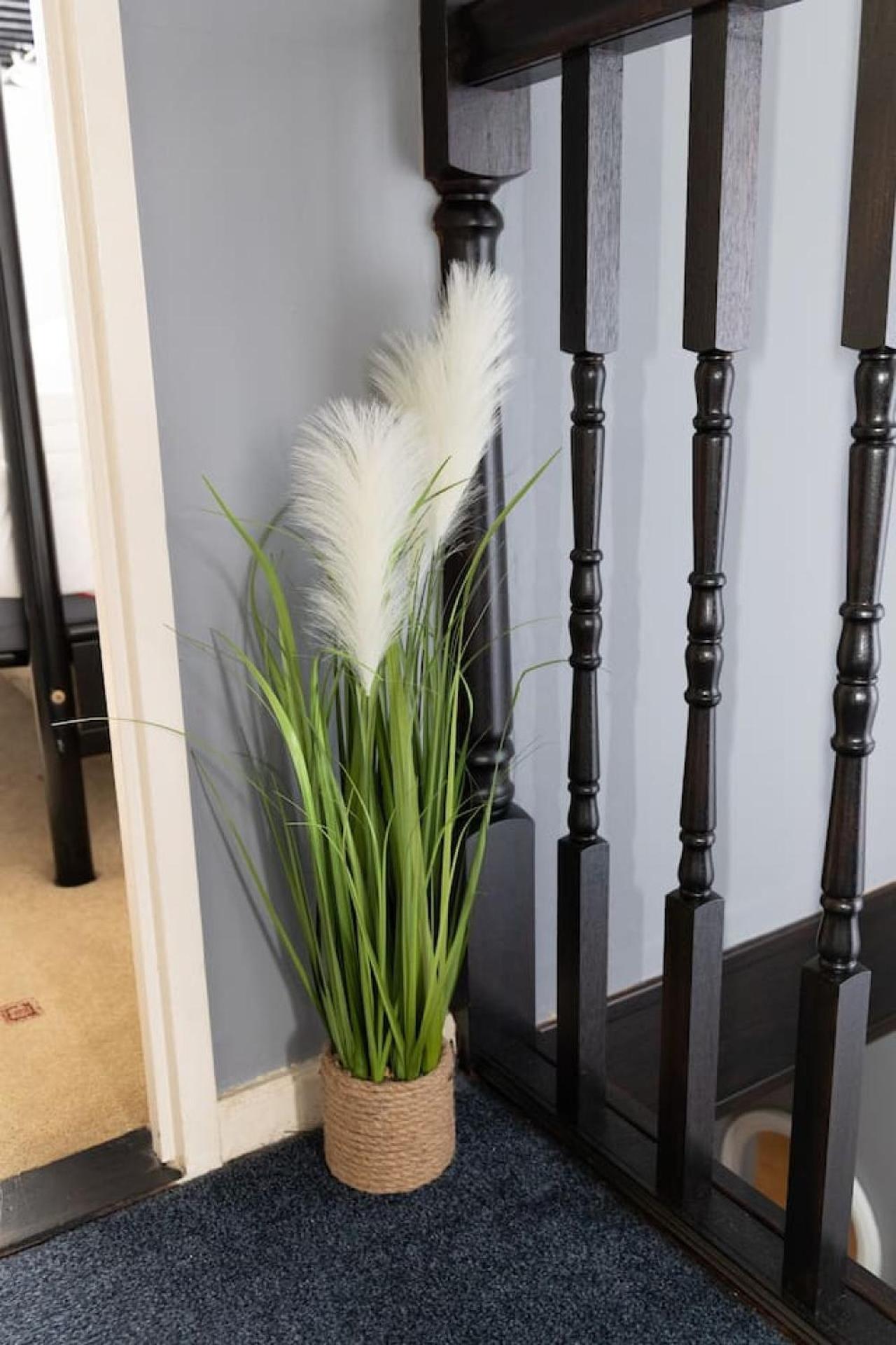3 Bed Home Sleeps 8 People Located 1 Min From Train Stop - Otley Terrace Oldham Eksteriør bilde
